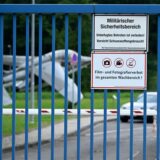 Schilder hängen am Eingang zur Luftwaffenkaserne in Wahn.