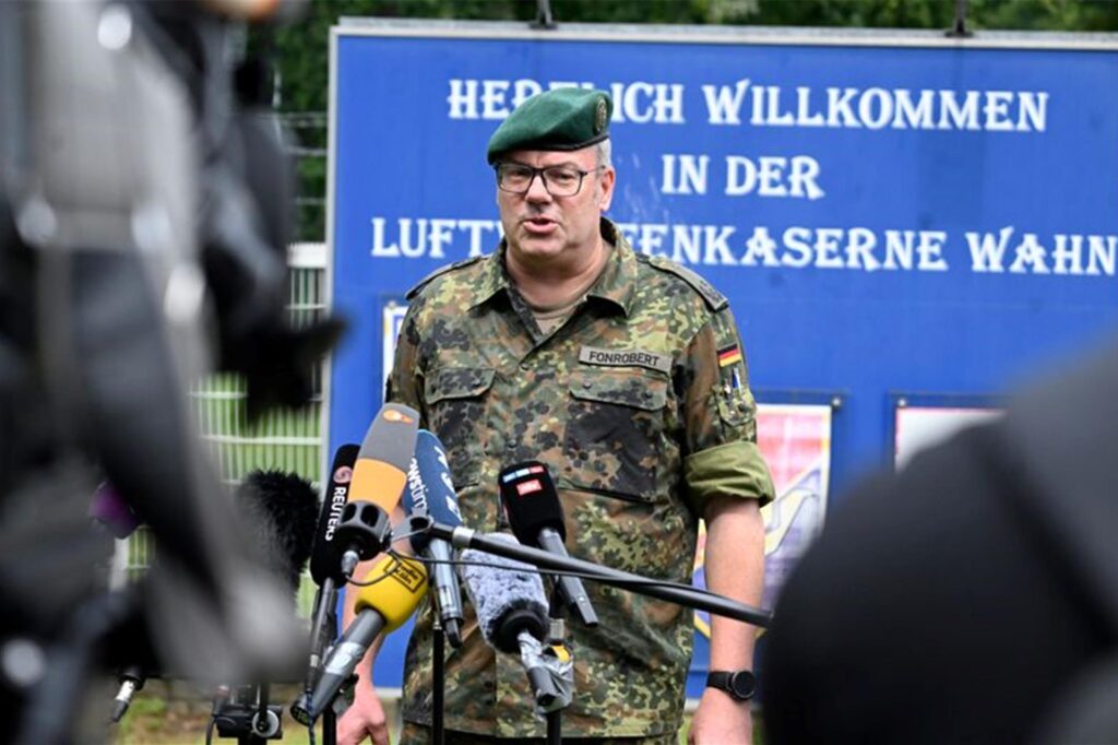 Oberstleutnant Ulrich Fonrobert vom Landeskommando Nordrhein-Westfalen spricht zu Reportern über die Vorgänge in der Luftwaffenkaserne in Wahn.