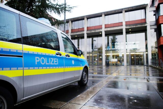 Ein Einsatzfahrzeug der Polizei steht vor dem Polizeipräsidium.