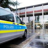 Ein Einsatzfahrzeug der Polizei steht vor dem Polizeipräsidium.