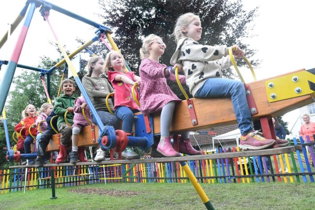 Kinder schaukeln auf dem Schwenbebalken auf dem Frohlinder Familienfest.