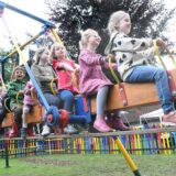 Kinder schaukeln auf dem Schwenbebalken auf dem Frohlinder Familienfest.