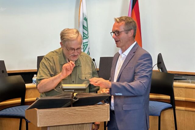 Zwei Männer stehen an einem Rednerpult.