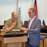 Zwei Männer stehen an einem Rednerpult.