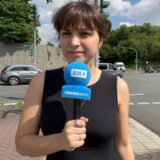 RN-Reporterin Nora Varga berichtet von der Kreuzung B235/Klöcknerstraße/Siemensstraße.