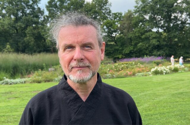 Michael Steinmetz steht auf einer Wiese im Emscherpark.