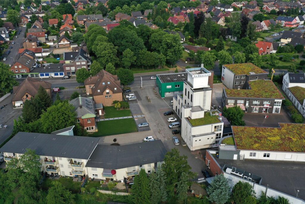 Auf dem Bild von 2021 sieht man den Brauturm und das Gelände von oben.