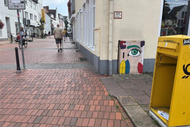 Der gesperrte Briefkasten, in dem der Auffangkasten fehlt, auf dem Markt