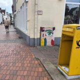 Der gesperrte Briefkasten, in dem der Auffangkasten fehlt, auf dem Markt