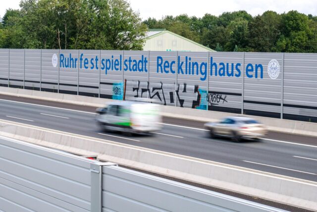 Autos fahren auf der A43 in Recklinghausen.
