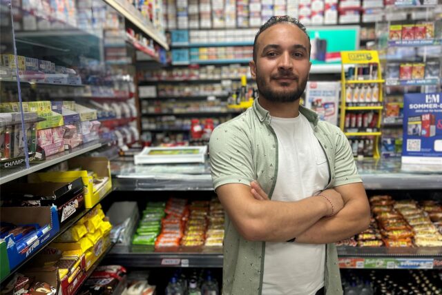 Steven Al-Ali steht vor einer Kiosk-Theke.
