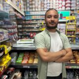 Steven Al-Ali steht vor einer Kiosk-Theke.