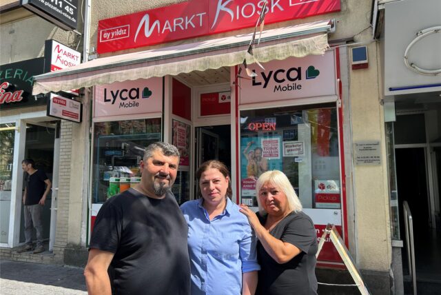 Kadir Demir (links) mit seiner Frau und einer Mitarbeiterin vor dem Markt Kiosk.