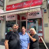 Kadir Demir (links) mit seiner Frau und einer Mitarbeiterin vor dem Markt Kiosk.