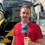 Tim Hübbertz hält ein Mikrofon auf dem Hansaplatz Dortmund in der Hand.
