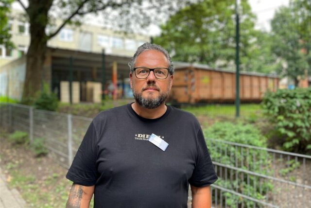 Stephan Eull ist Einrichtungsleiter eines Altenzentrums in der Dortmunder Nordstadt. Immer wieder beobachtet er, wie in einem Verbindungsweg mit Drogen gehandelt – direkt vor einer Schule.