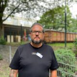 Stephan Eull ist Einrichtungsleiter eines Altenzentrums in der Dortmunder Nordstadt. Immer wieder beobachtet er, wie in einem Verbindungsweg mit Drogen gehandelt – direkt vor einer Schule.