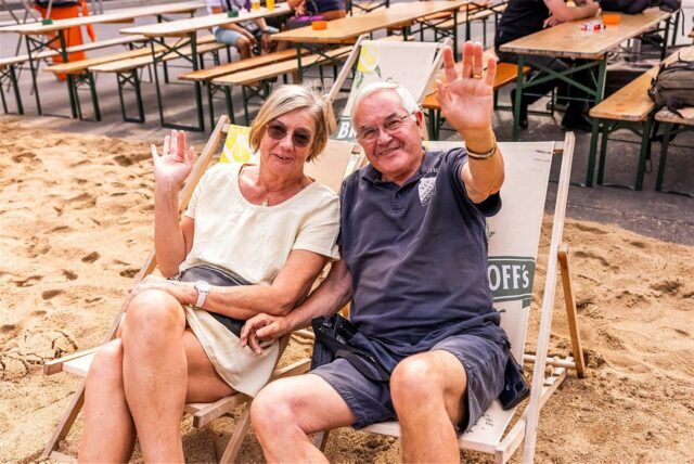 Gut gelaunte Besucher des Street Food Beach Festivals
