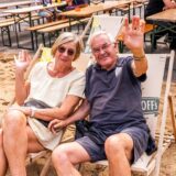 Gut gelaunte Besucher des Street Food Beach Festivals