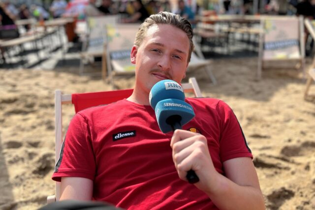 Tim Hübbertz sitzt auf einem Stuhl auf der Kampstraße Dortmund.
