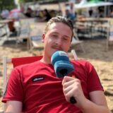 Tim Hübbertz sitzt auf einem Stuhl auf der Kampstraße Dortmund.