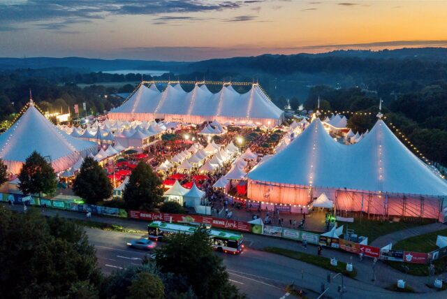 Das Zeltfestival Ruhr in Bochum am Kemnader See im Abendlicht (Archivbild).