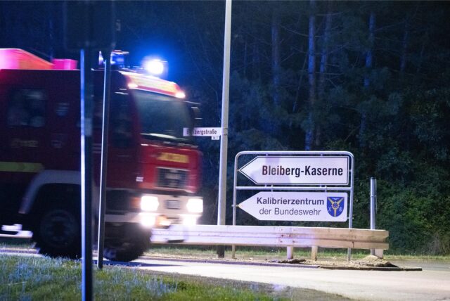 Ein Feuerwehrwagen fährt an einem Schild zur Bleiberg-Kaserne der Bundeswehr in Mechernich vorbei.