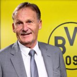 Hans-Joachim Watzke schaut zur Seite.