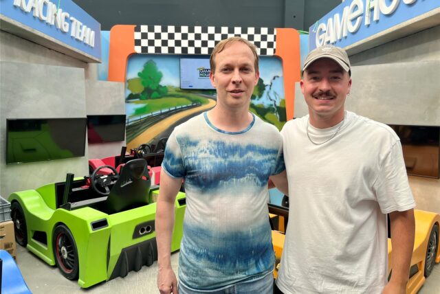 „Gamehouse“-Betriebsleiter Daniel Wessendorf und Tim Müller vom Marketing freuen sich auf die Eröffnung der neuen Freizeit-Attraktion im Indupark.