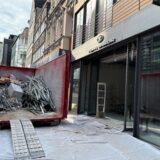 Ein Transporter steht vor einem leeren Ladenlokal von Tom Tailor in der Recklinghäuser Altstadt.