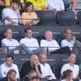 Hans-Joachim Watzke sitzt auf der Tribüne.