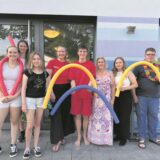 Die Organisatoren von KiJuPa und DRLG mit Schwimmrudeln vor dem Eingang des Bäderstandorts.