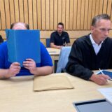 Von einem Aktenordner verdeckt sitzt der Angeklagte neben seinem Verteidiger auf der Anklagebank des Marler Amtsgerichts.