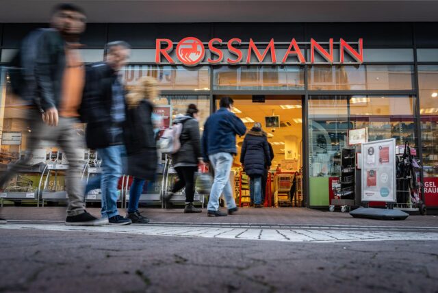 Kunden betreten eine Filiale der Drogerie-Kette Rossmann.
