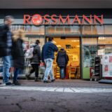 Kunden betreten eine Filiale der Drogerie-Kette Rossmann.