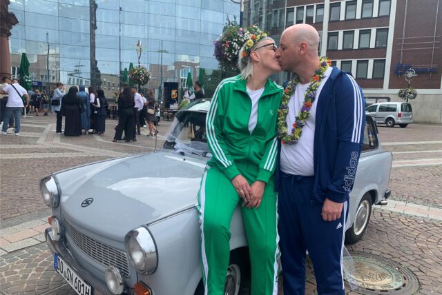 Das Hochzeitspaar vor dem Dortmunder Standesamt.