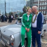Das Hochzeitspaar vor dem Dortmunder Standesamt.