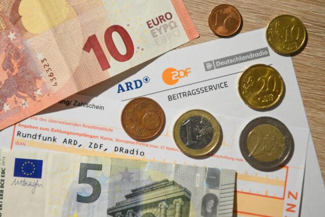 Zu sehen sind ein Briefkopf mit den Logos von ARD und ZDF, den öffentlich-rechtlichen Rundfunksendern, eine Banküberweisung sowie Geldscheine und Münzen.