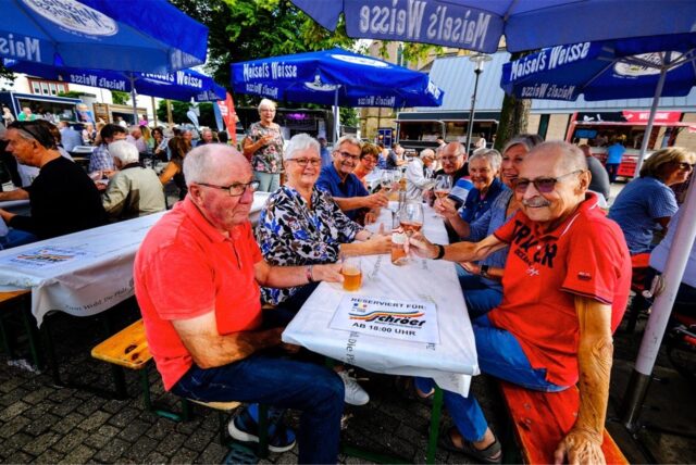 Menschen auf dem Weinfest