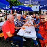 Menschen auf dem Weinfest