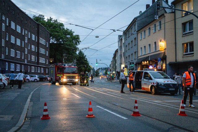 Einsatzkräfte von Feuerwehr und Polizei sichern den Einsatzort.