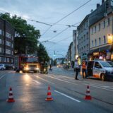 Einsatzkräfte von Feuerwehr und Polizei sichern den Einsatzort.