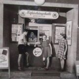 Gisela Henn (2.v.r.) im Jahr 1957 vor der „Erfrischunghalle Edith Braun“, die ihre Familie in den 50er-Jahren in der Dortmunder Nordstadt betrieb. Durch das Verkaufsfenster guckt ihre Mutter Edith Braun, links steht Gisela Henns späterer Ehemann Klaus, ganz links ein Mädchen aus der Nachbarschaft.
