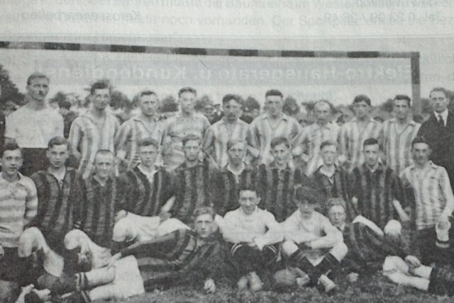 Ein Schwarzweiß-Bild zeigt eine Fußballmannschaft