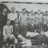 Ein Schwarzweiß-Bild zeigt eine Fußballmannschaft