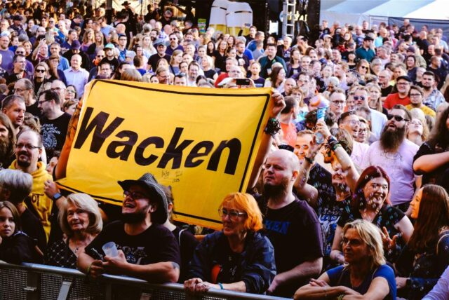 Zuschauer stehen vor einer Bühne