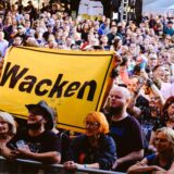 Zuschauer stehen vor einer Bühne