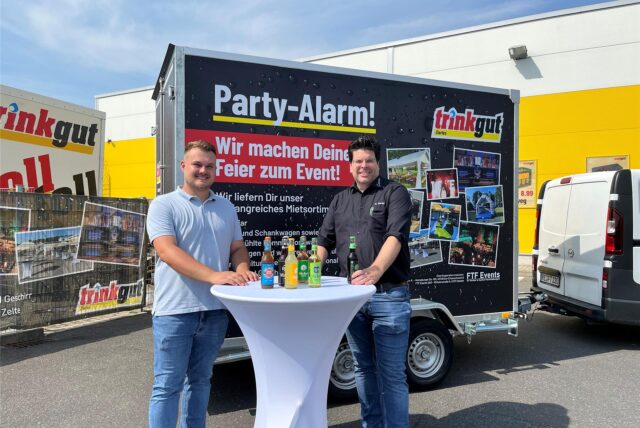 Tom Czeldar von FTF Events und Marc Zierles vom Trinkgut in Oer-Erkenschwick vor einem neuen Kühlwagen.