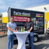Tom Czeldar von FTF Events und Marc Zierles vom Trinkgut in Oer-Erkenschwick vor einem neuen Kühlwagen.