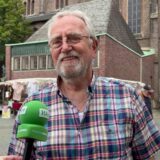 Der Hertener Gerd Humpert wird auf dem Marktplatz interviewt.